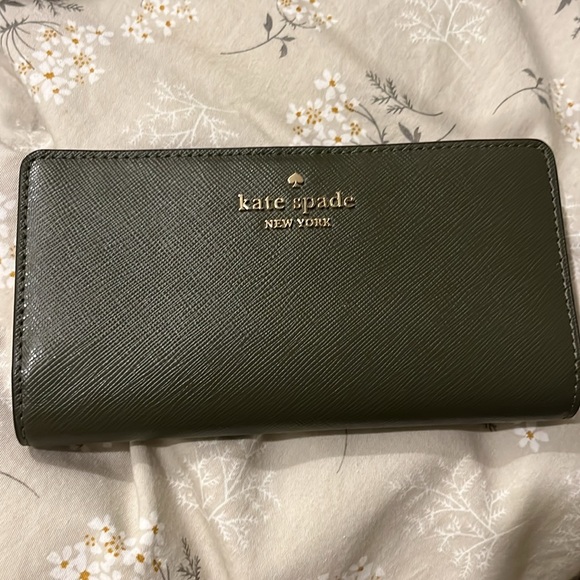 Kate Spade Madison Laptop Tote with matching wallet. - Picture 7 of 10